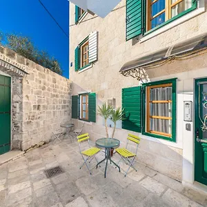  Apartment Perla Varos